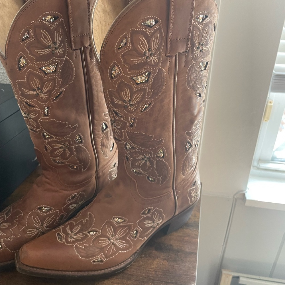 Like new, women’s cowgirl boots.